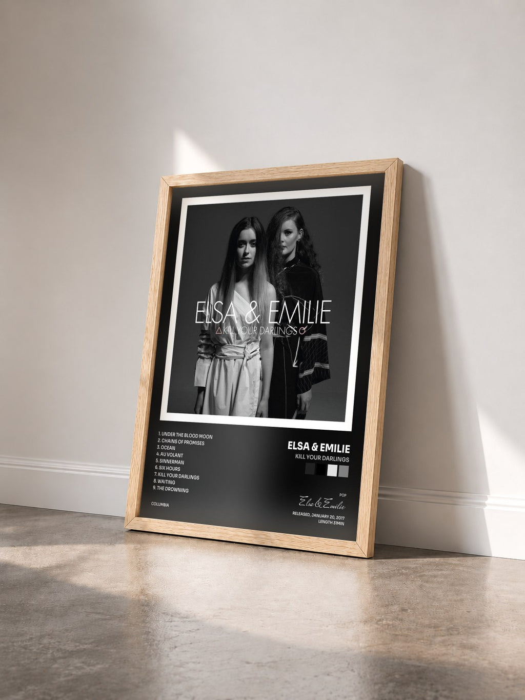 #bois Tableau de l'album Kill Your Darlings de Elsa & Emilie vu de trois quarts, cadre en bois brut