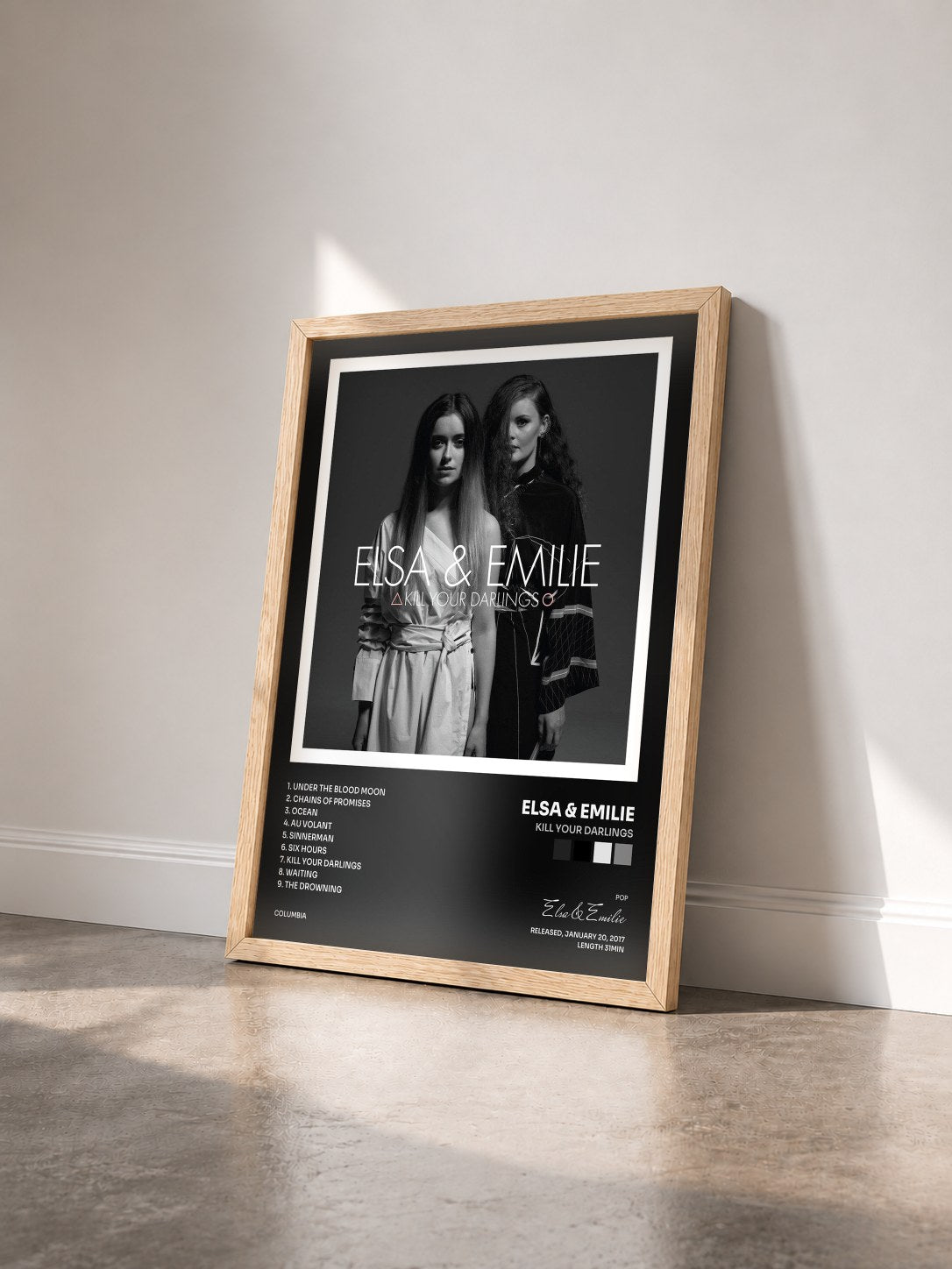 #bois Tableau de l'album Kill Your Darlings de Elsa & Emilie vu de trois quarts, cadre en bois brut