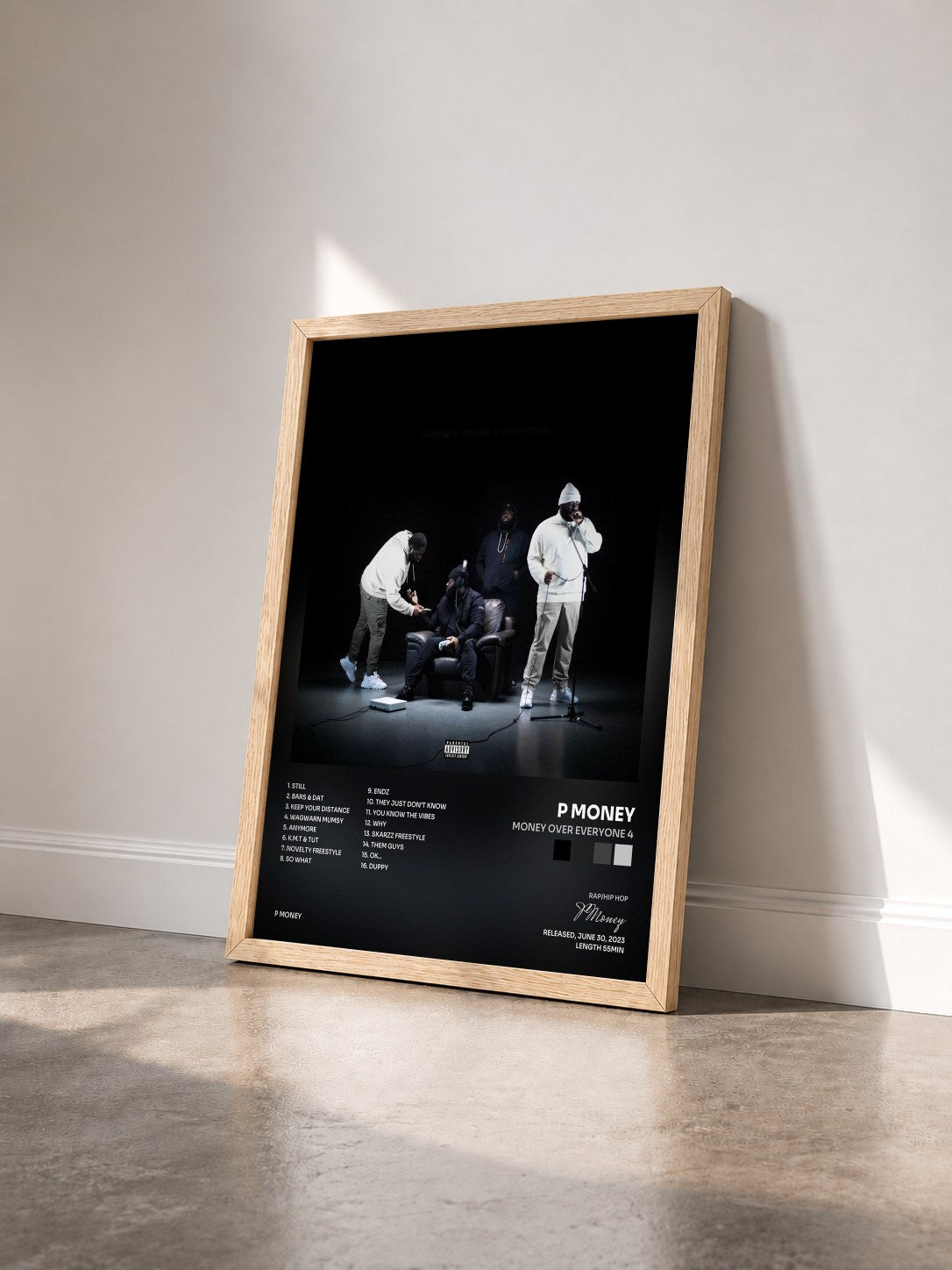 #bois Tableau de l'album Money Over Everyone 4 de P Money vu de trois quarts, cadre en bois brut