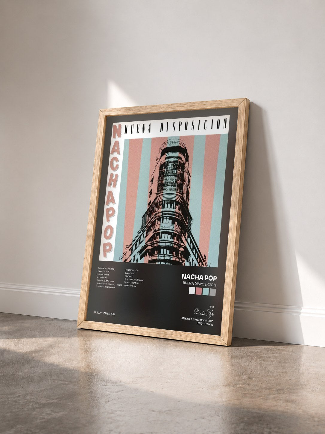 #bois Tableau de l'album Buena Disposicion de Nacha Pop vu de trois quarts, cadre en bois brut