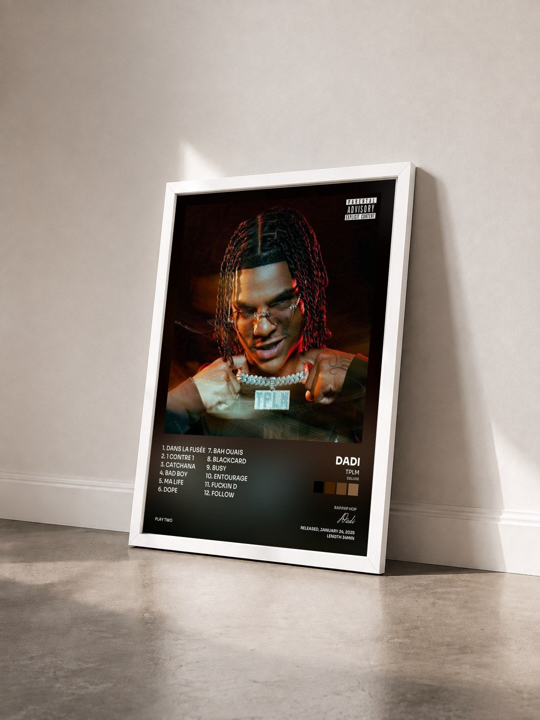 #blanc Tableau de l'album TPLM (Deluxe) de Dadi vu de trois quarts, cadre blanc