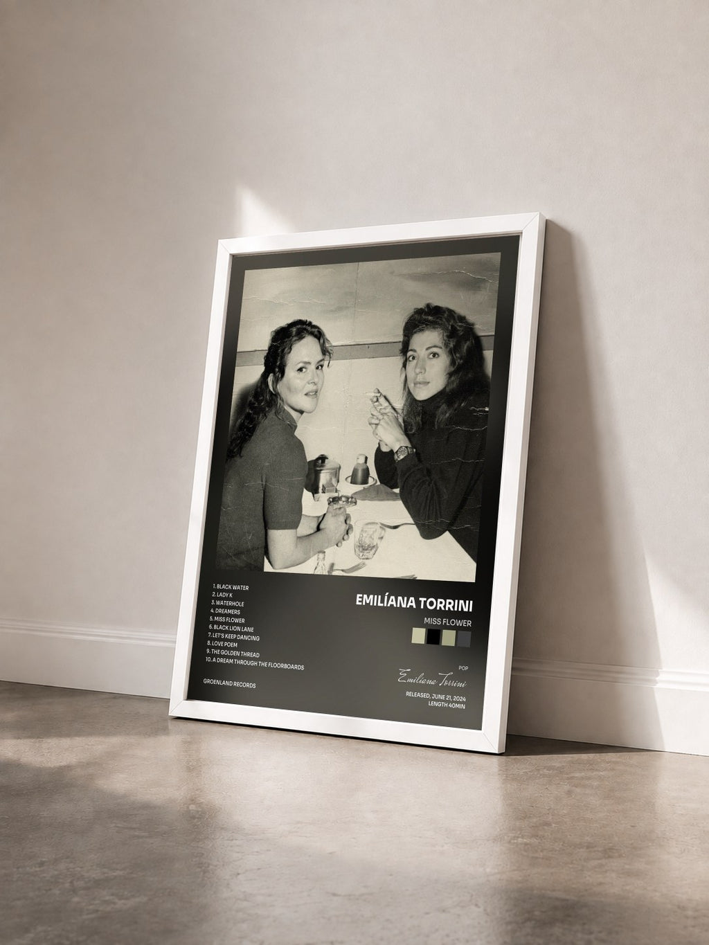 #blanc Tableau de l'album Miss Flower de Emilíana Torrini vu de trois quarts, cadre blanc
