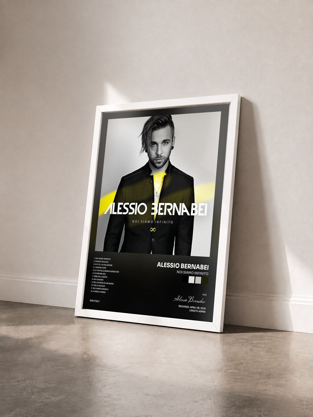 #blanc Tableau de l'album Noi siamo infinito de Alessio Bernabei vu de trois quarts, cadre blanc