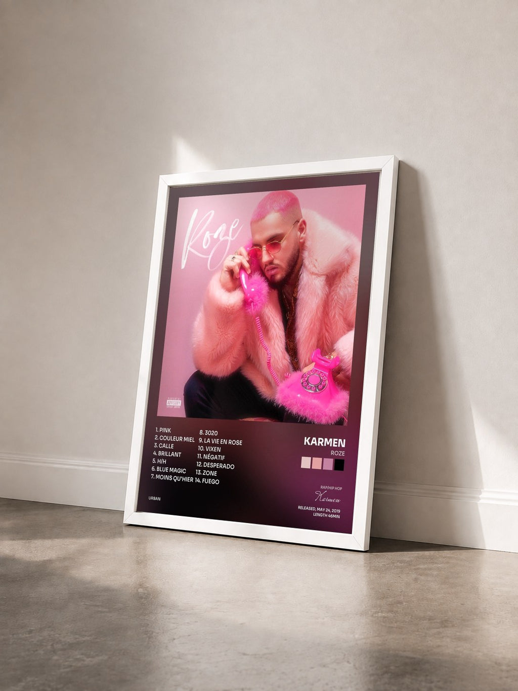 #blanc Tableau de l'album Roze de Karmen vu de trois quarts, cadre blanc