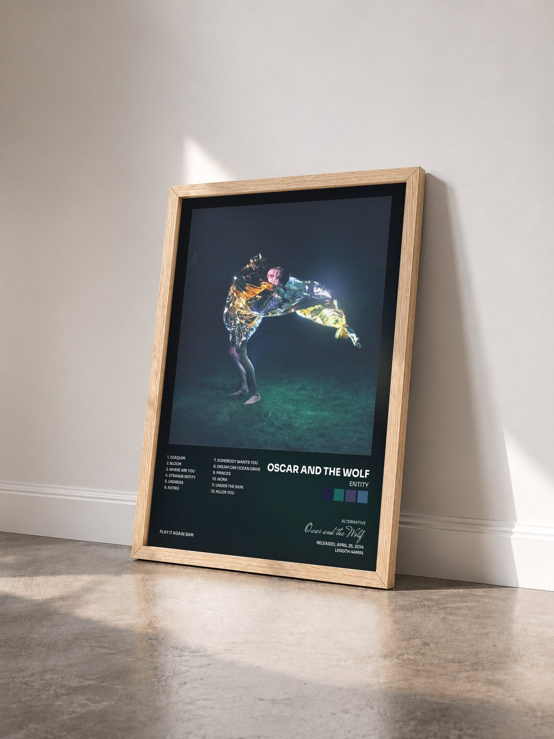 #bois Tableau de l'album Entity de Oscar and the Wolf vu de trois quarts, cadre en bois brut