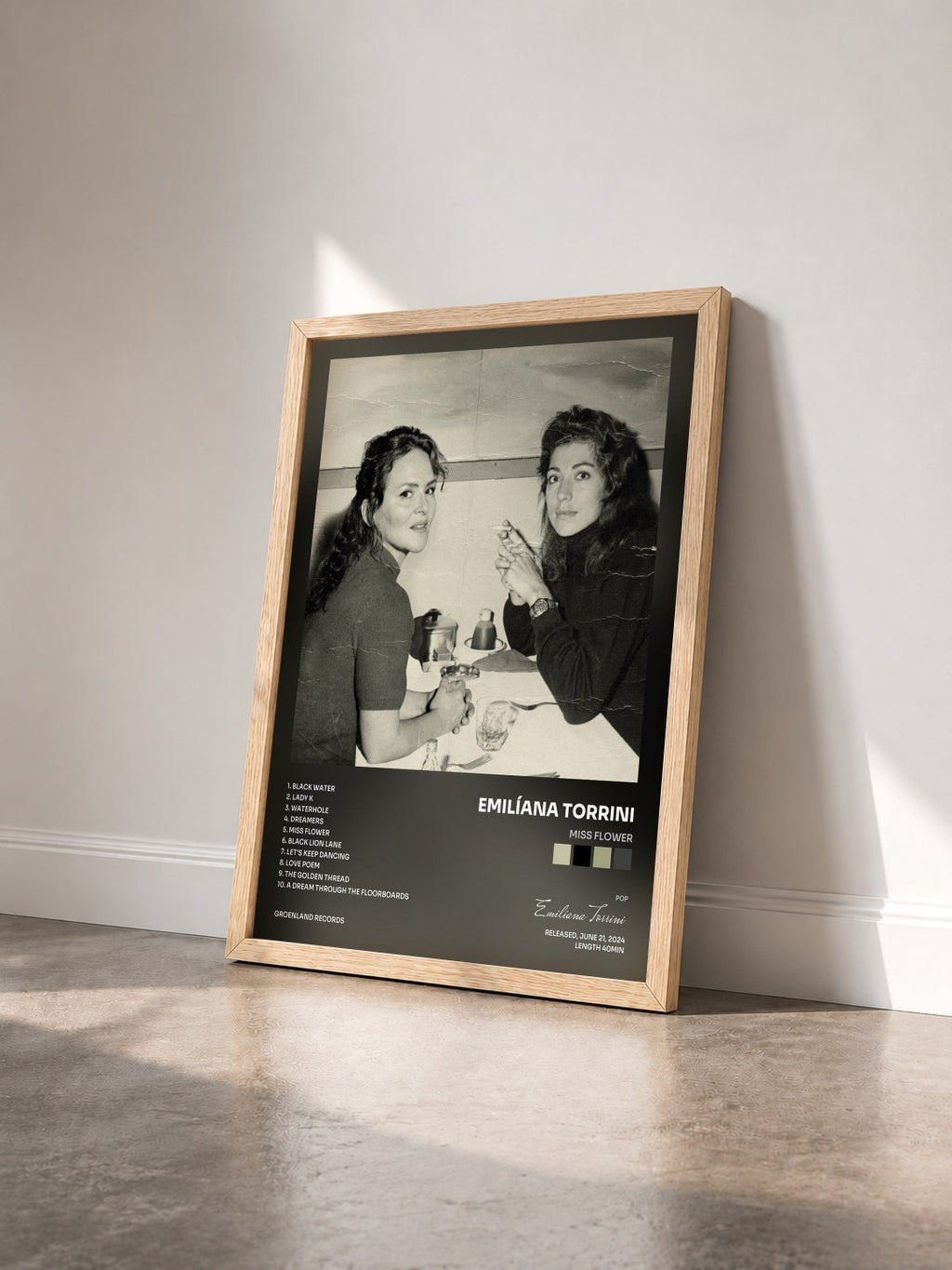#bois Tableau de l'album Miss Flower de Emilíana Torrini vu de trois quarts, cadre en bois brut