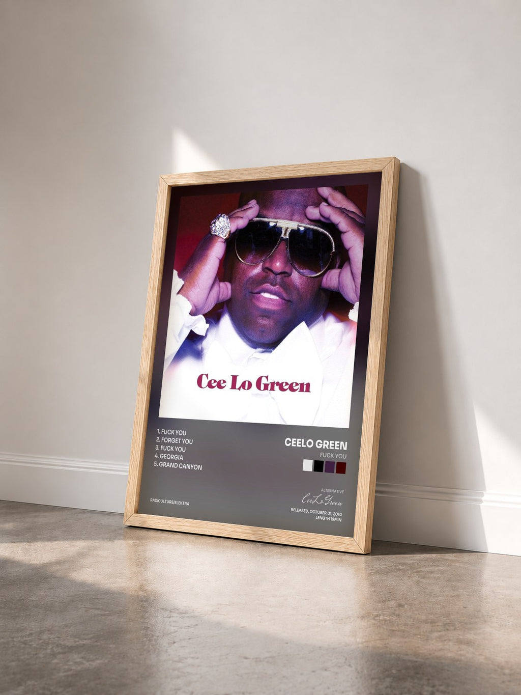 #bois Tableau de l'album Fuck You de CeeLo Green vu de trois quarts, cadre en bois brut