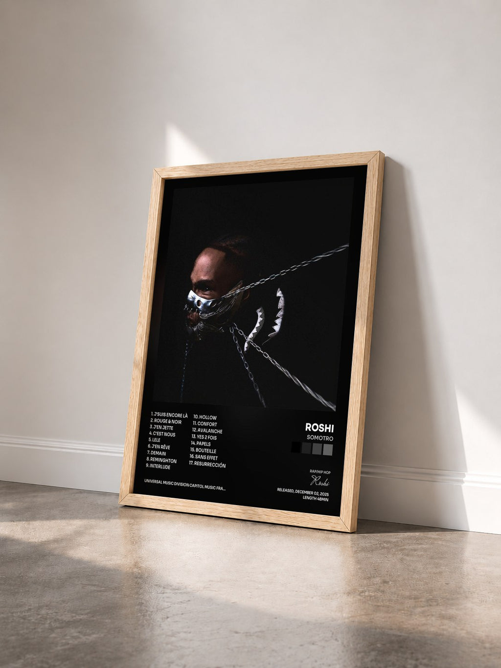 #bois Tableau de l'album SOMOTRO de Roshi vu de trois quarts, cadre en bois brut