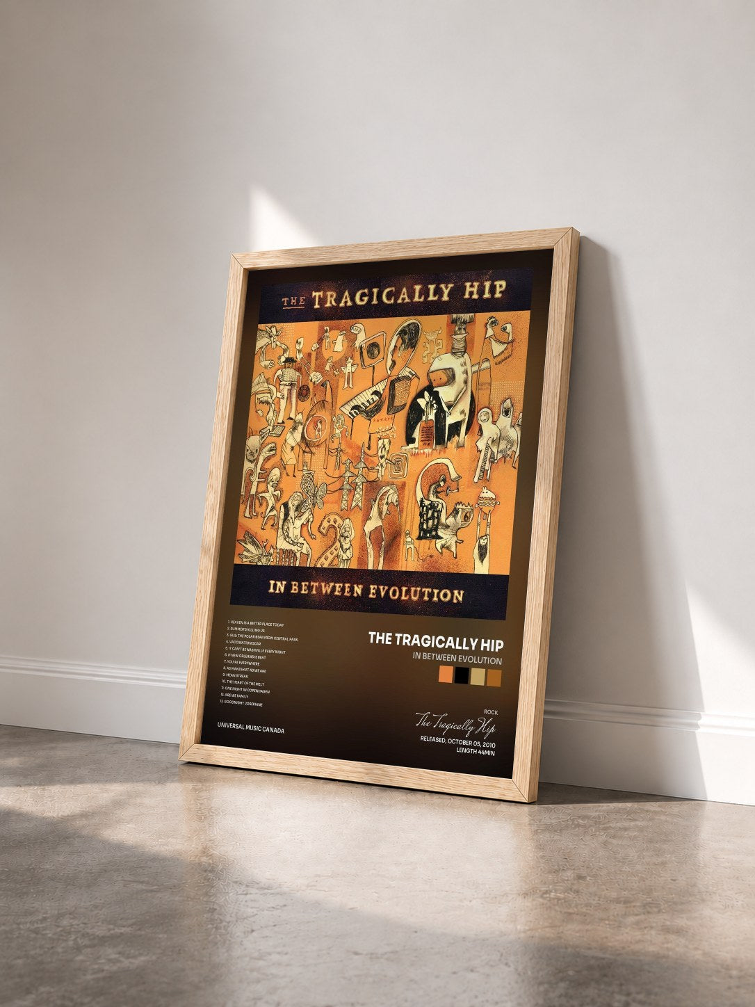 #bois Tableau de l'album In Between Evolution de The Tragically Hip vu de trois quarts, cadre en bois brut