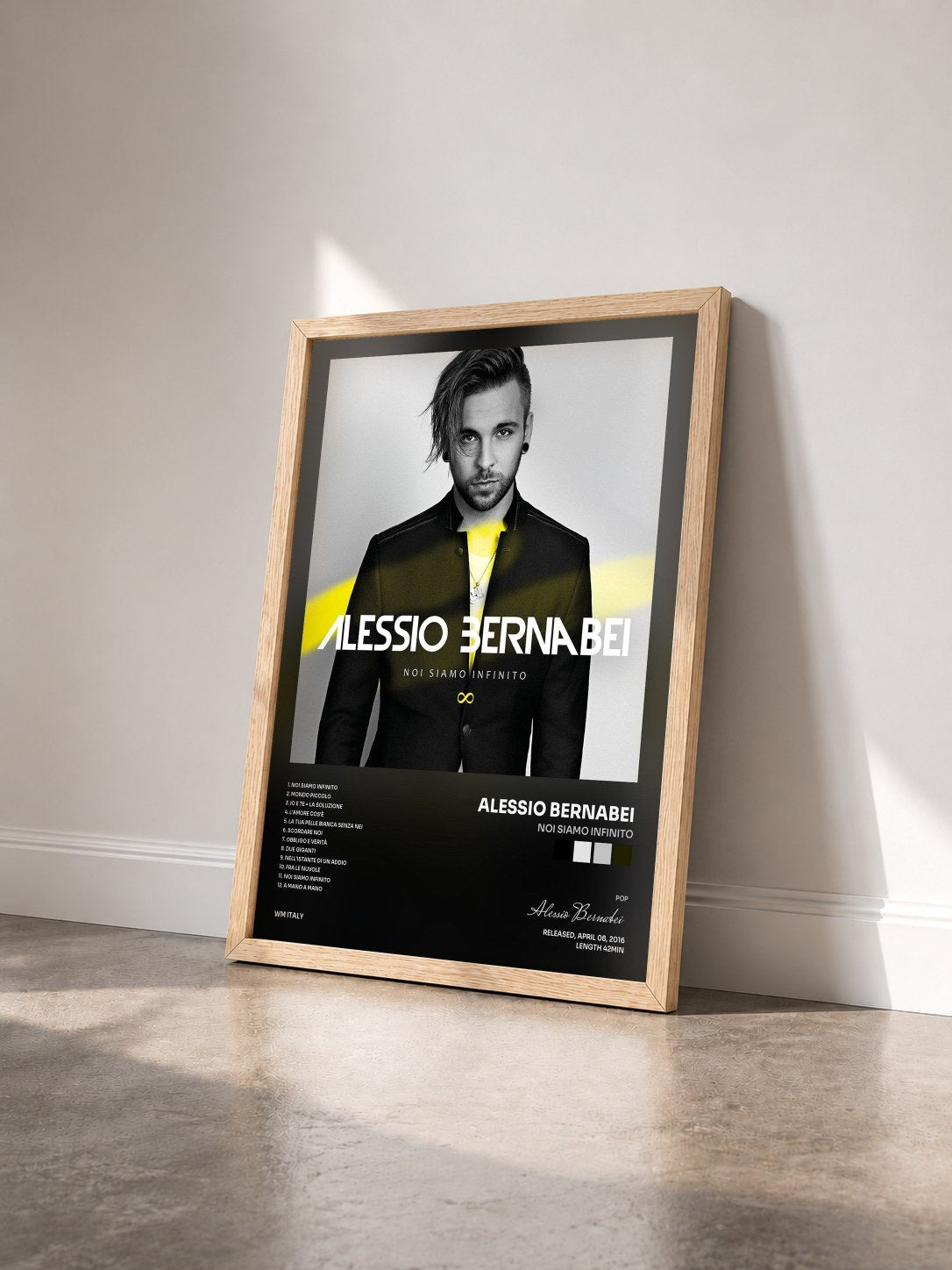 #bois Tableau de l'album Noi siamo infinito de Alessio Bernabei vu de trois quarts, cadre en bois brut