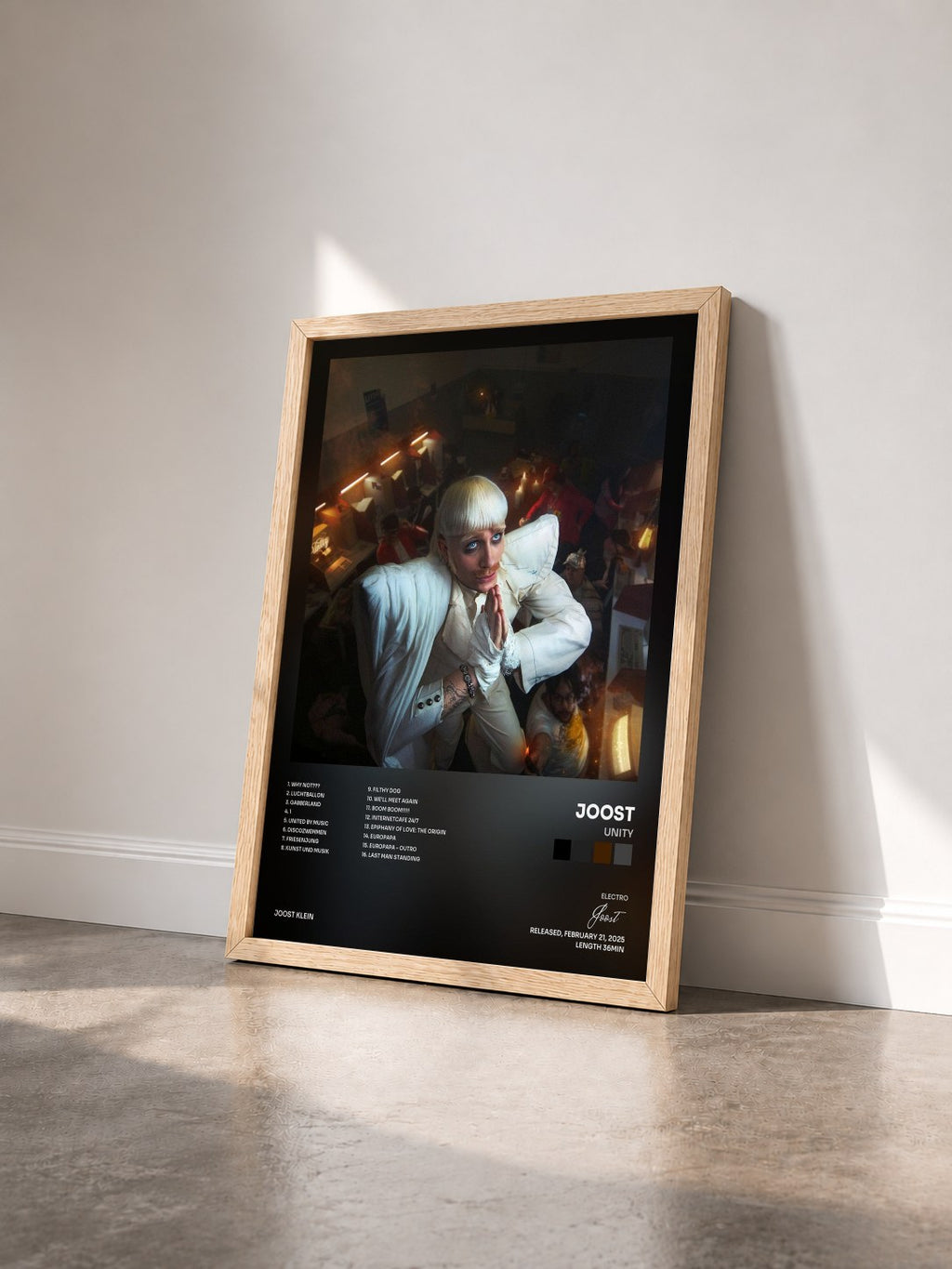 #bois Tableau de l'album Unity de Joost vu de trois quarts, cadre en bois brut