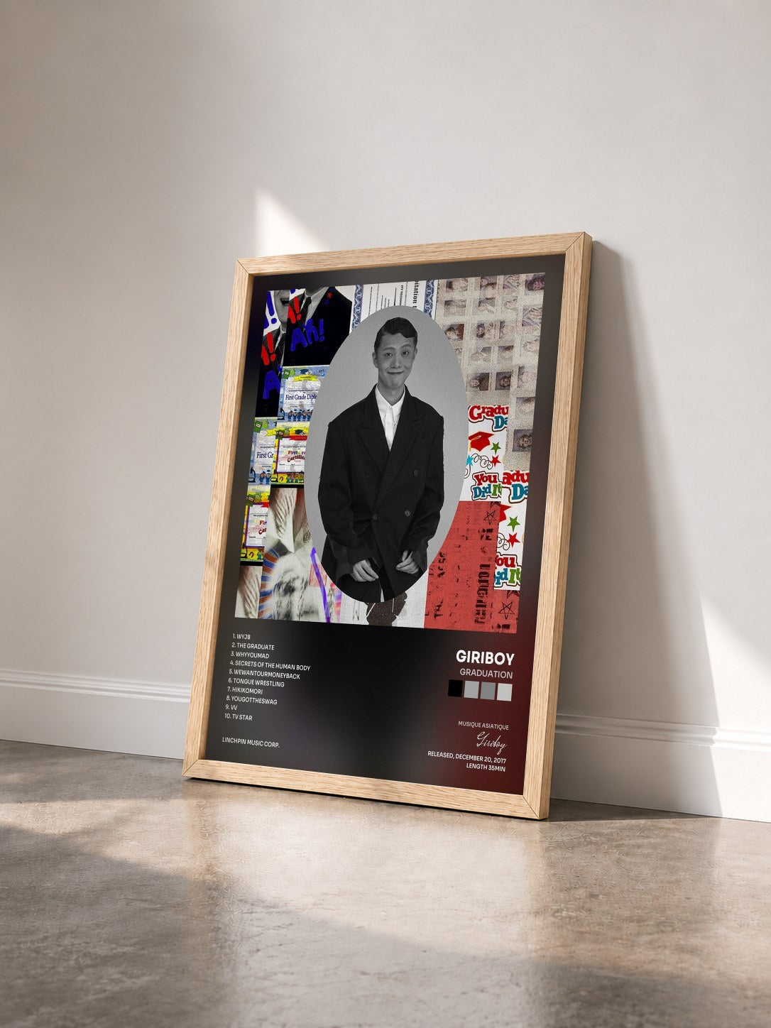 #bois Tableau de l'album Graduation de Giriboy vu de trois quarts, cadre en bois brut