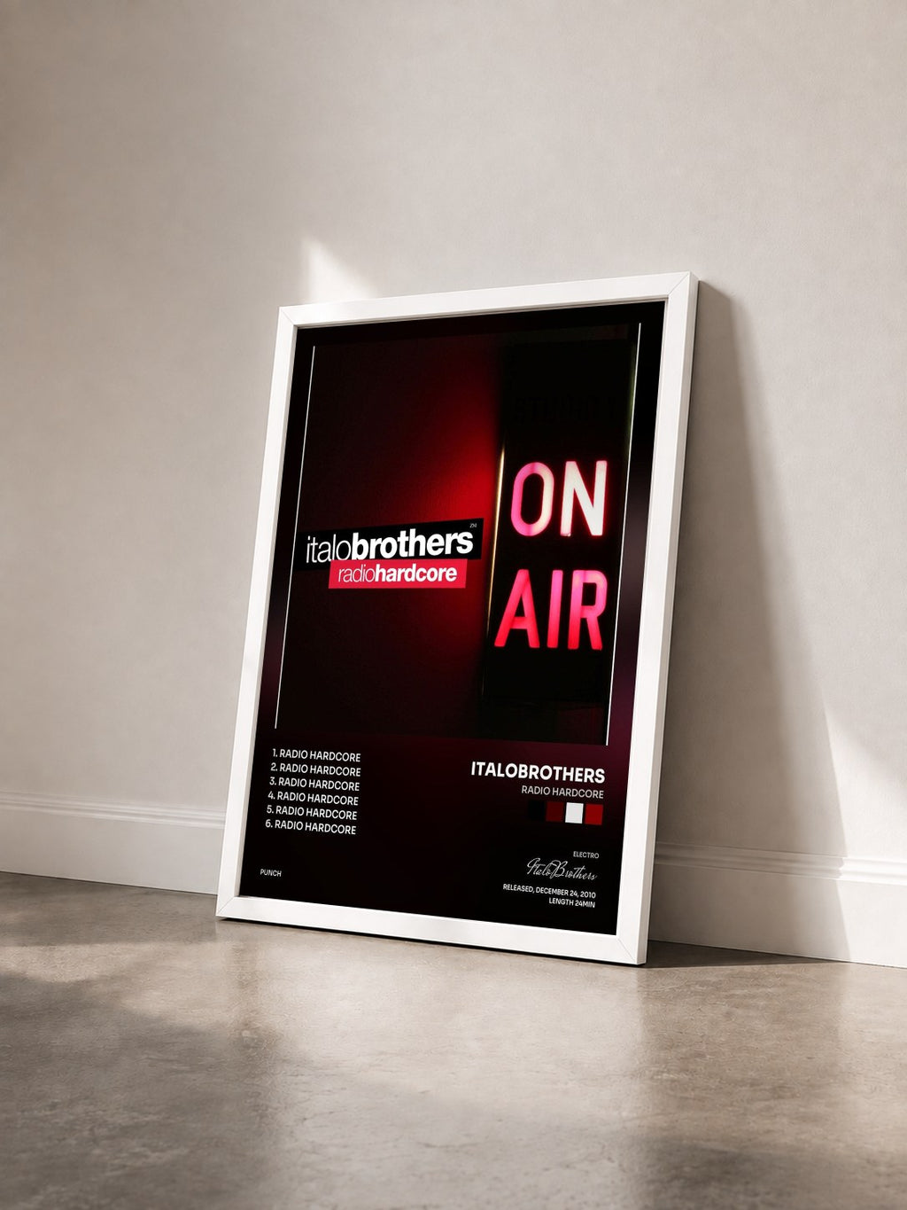 #blanc Tableau de l'album Radio Hardcore de ItaloBrothers vu de trois quarts, cadre blanc