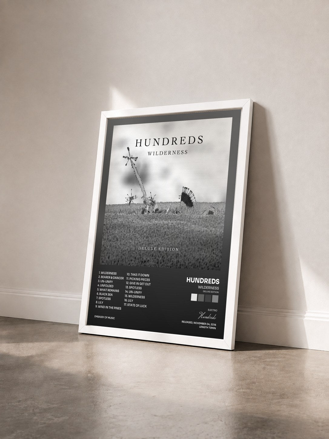 #blanc Tableau de l'album Wilderness (Deluxe Edition) de Hundreds vu de trois quarts, cadre blanc
