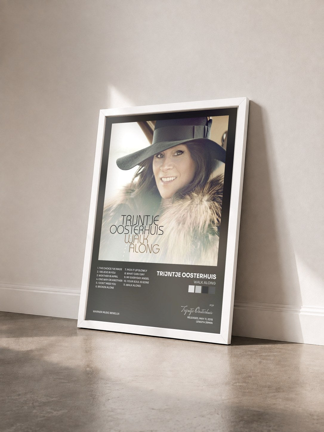 #blanc Tableau de l'album Walk Along de Trijntje Oosterhuis vu de trois quarts, cadre blanc