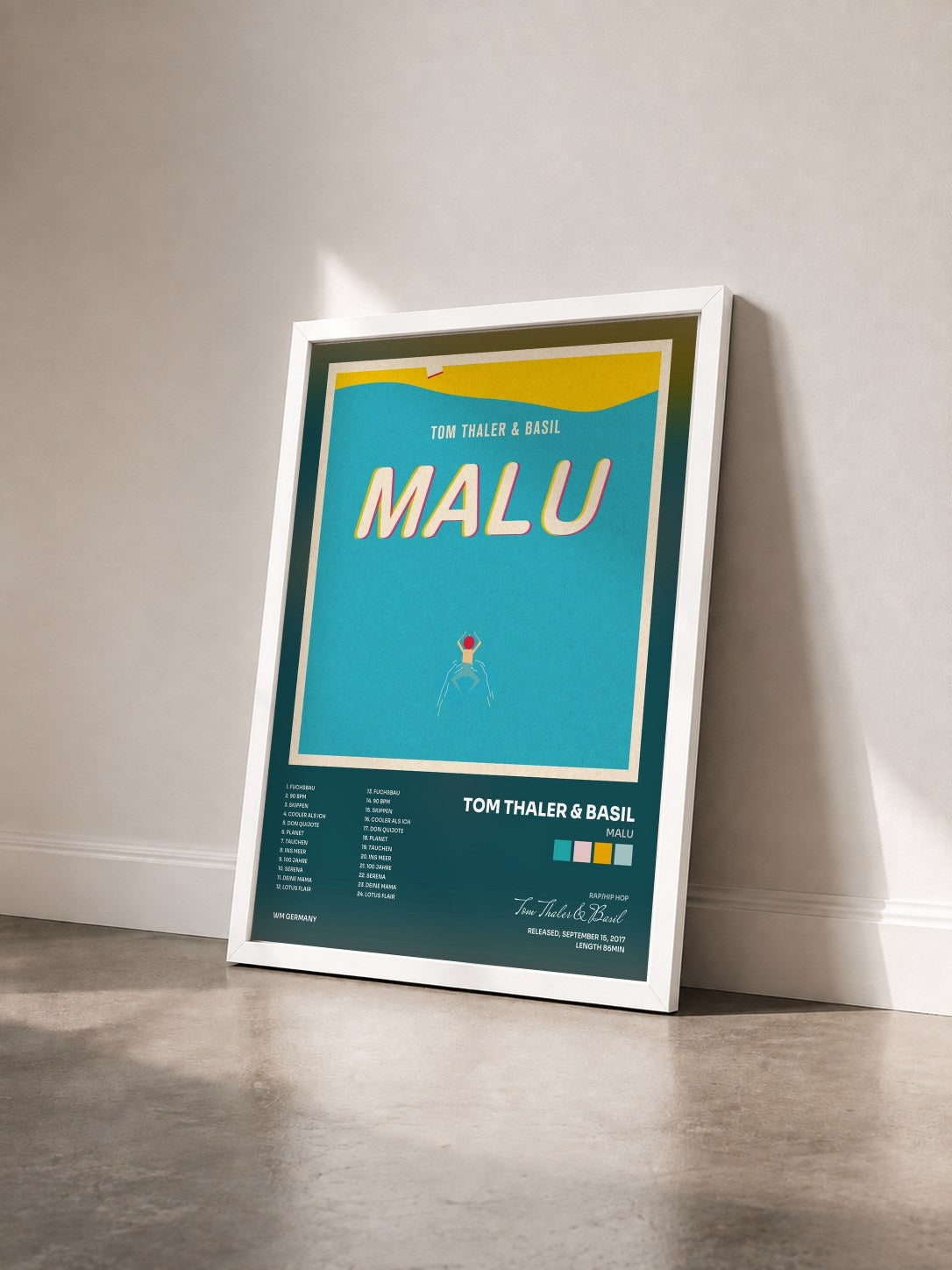 #blanc Tableau de l'album Malu de Tom Thaler & Basil vu de trois quarts, cadre blanc