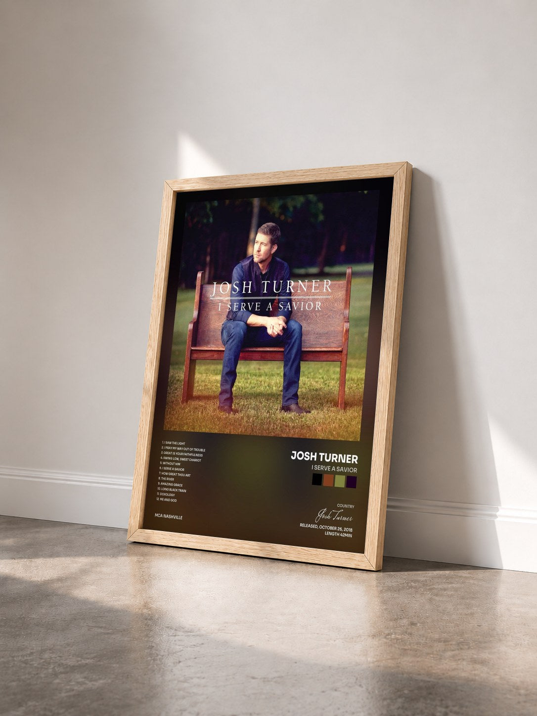 #bois Tableau de l'album I Serve A Savior de Josh Turner vu de trois quarts, cadre en bois brut