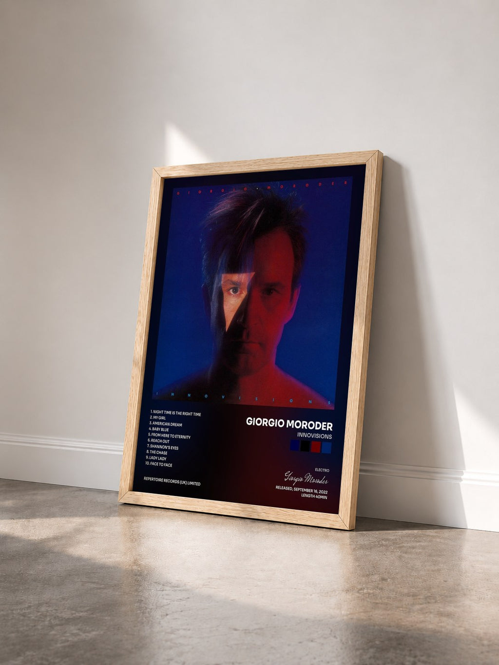 #bois Tableau de l'album Innovisions de Giorgio Moroder vu de trois quarts, cadre en bois brut