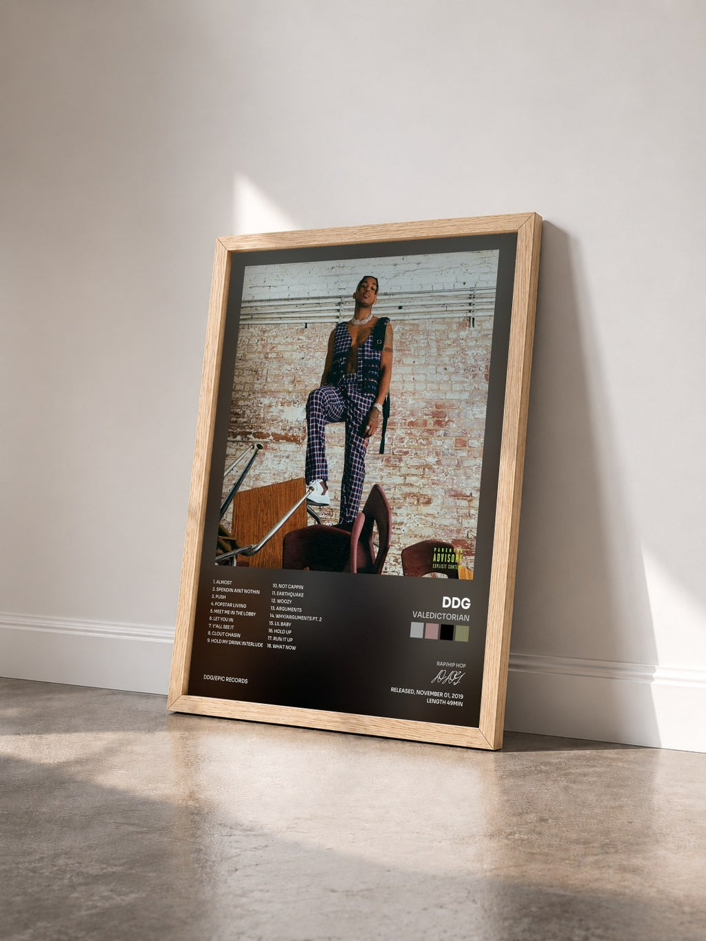 #bois Tableau de l'album VALEDICTORIAN de DDG vu de trois quarts, cadre en bois brut