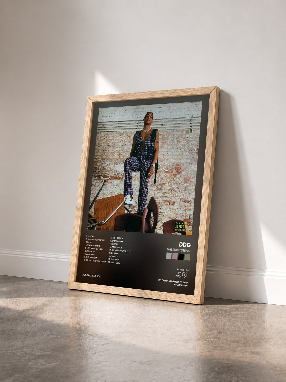 #bois Tableau de l'album VALEDICTORIAN de DDG vu de trois quarts, cadre en bois brut