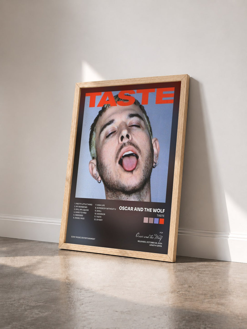 #bois Tableau de l'album TASTE de Oscar and the Wolf vu de trois quarts, cadre en bois brut