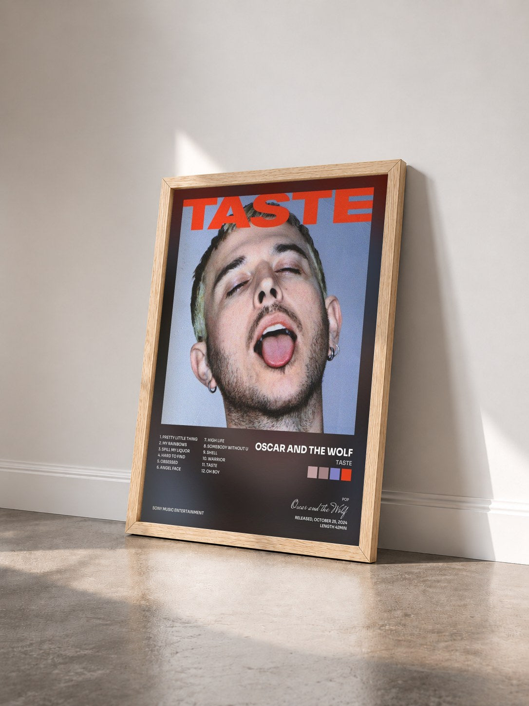 #bois Tableau de l'album TASTE de Oscar and the Wolf vu de trois quarts, cadre en bois brut