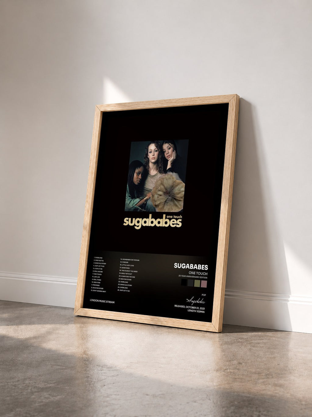 #bois Tableau de l'album One Touch (20 Year Anniversary Edition) de Sugababes vu de trois quarts, cadre en bois brut
