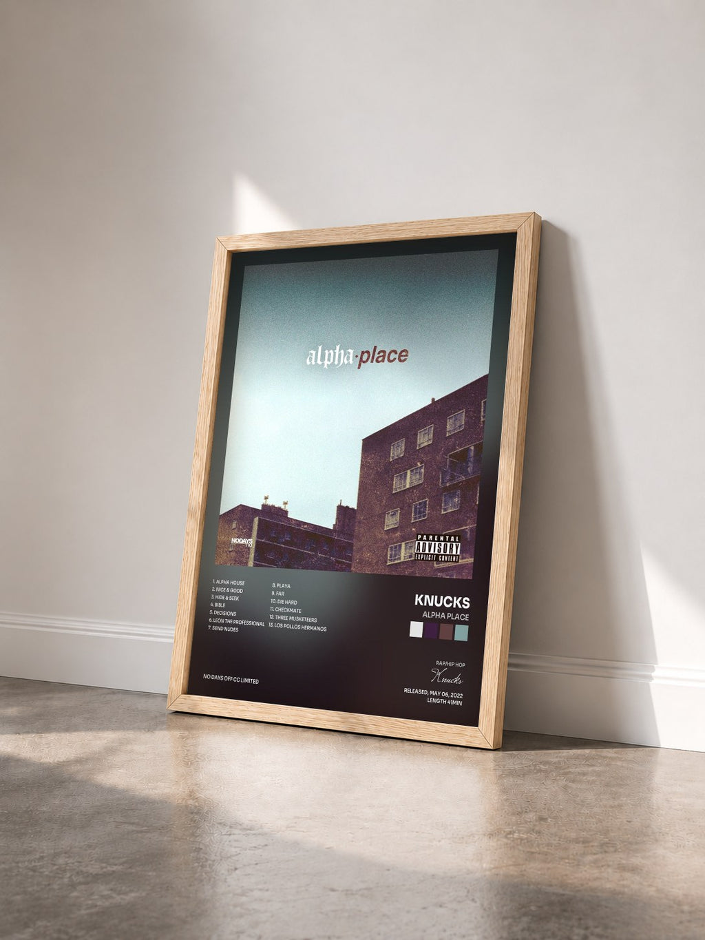 #bois Tableau de l'album ALPHA PLACE de Knucks vu de trois quarts, cadre en bois brut