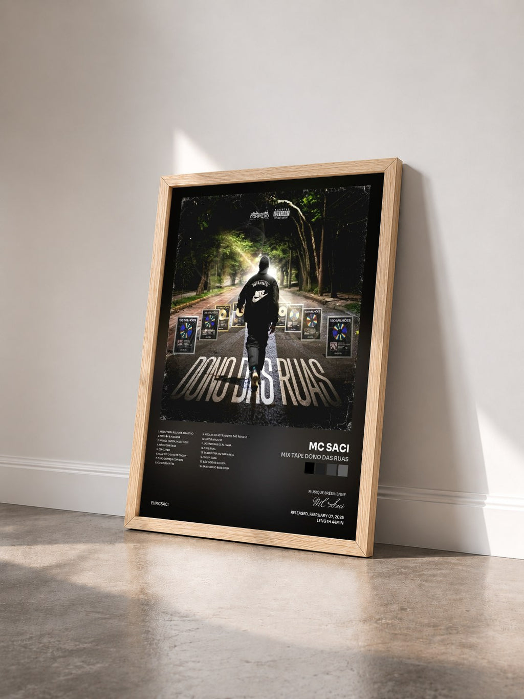 #bois Tableau de l'album Mix Tape Dono das Ruas de MC Saci vu de trois quarts, cadre en bois brut
