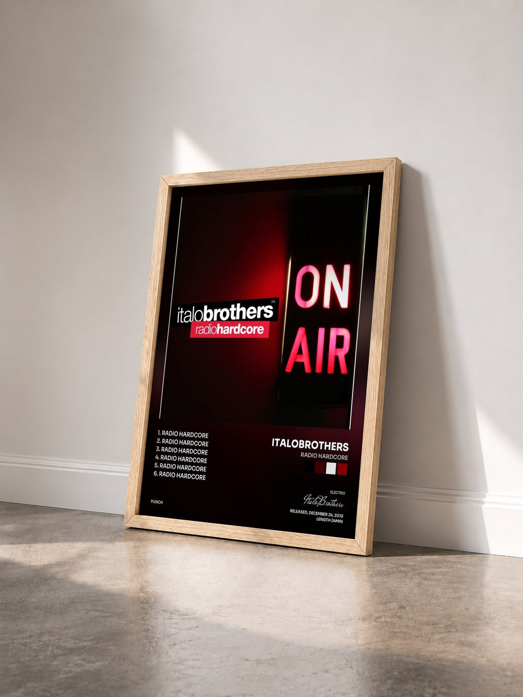 #bois Tableau de l'album Radio Hardcore de ItaloBrothers vu de trois quarts, cadre en bois brut