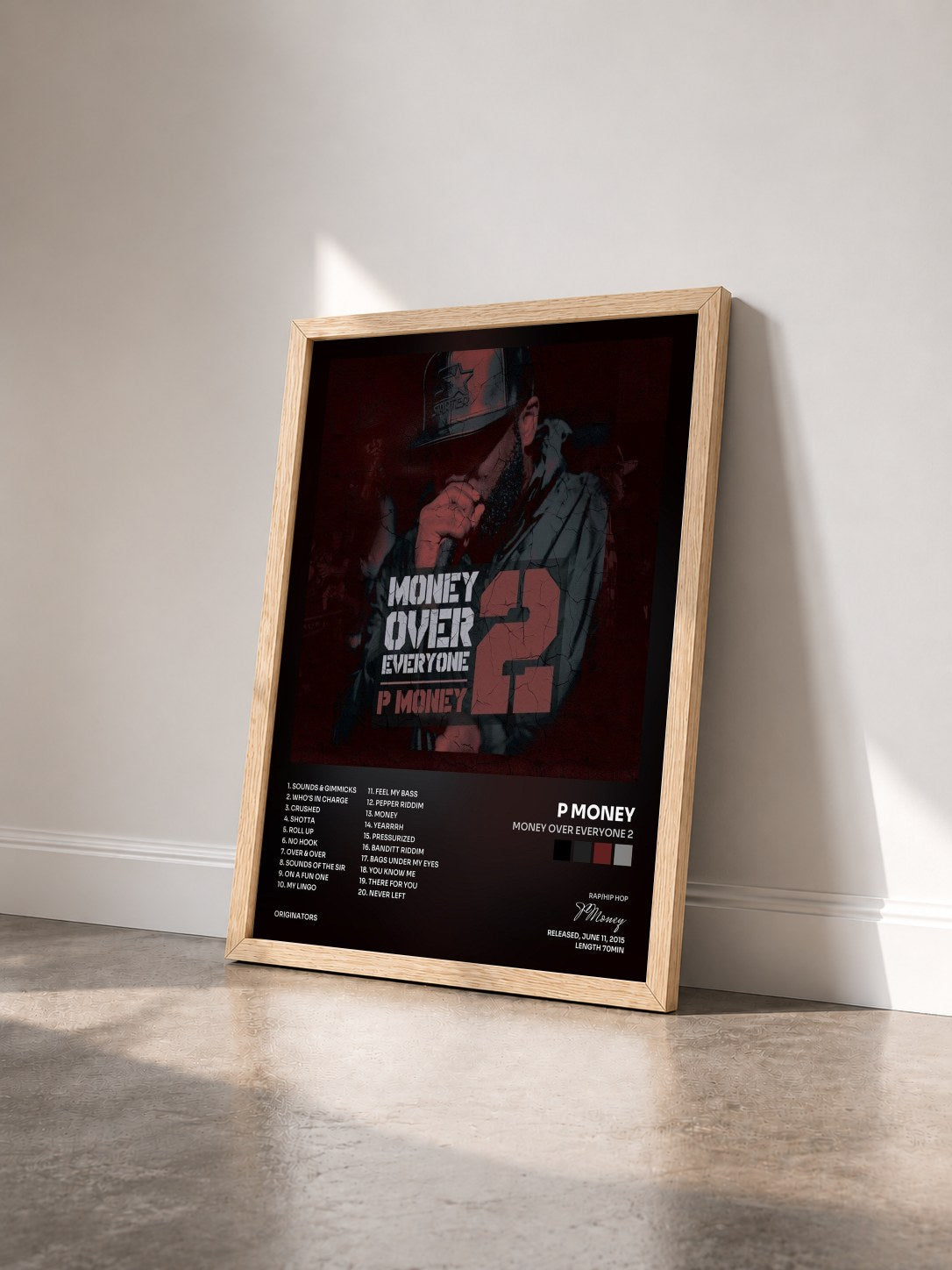 #bois Tableau de l'album Money Over Everyone 2 de P Money vu de trois quarts, cadre en bois brut