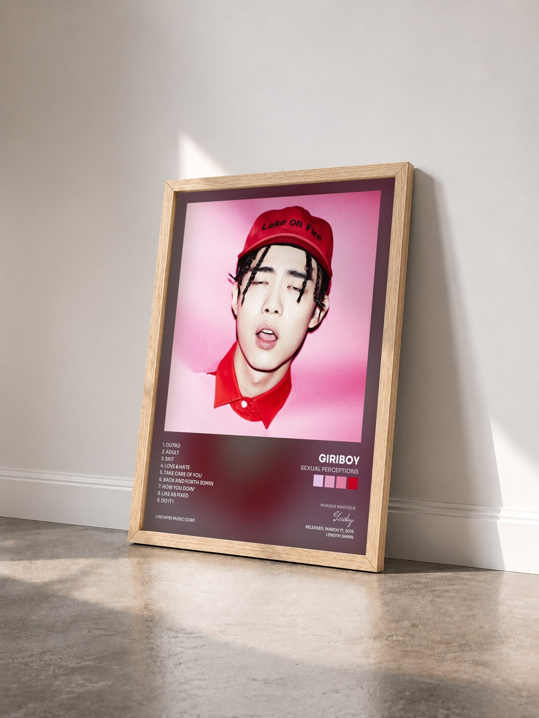 #bois Tableau de l'album Sexual Perceptions de Giriboy vu de trois quarts, cadre en bois brut