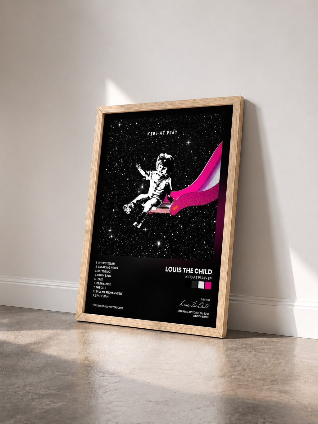 #bois Tableau de l'album Kids At Play- EP de Louis The Child vu de trois quarts, cadre en bois brut
