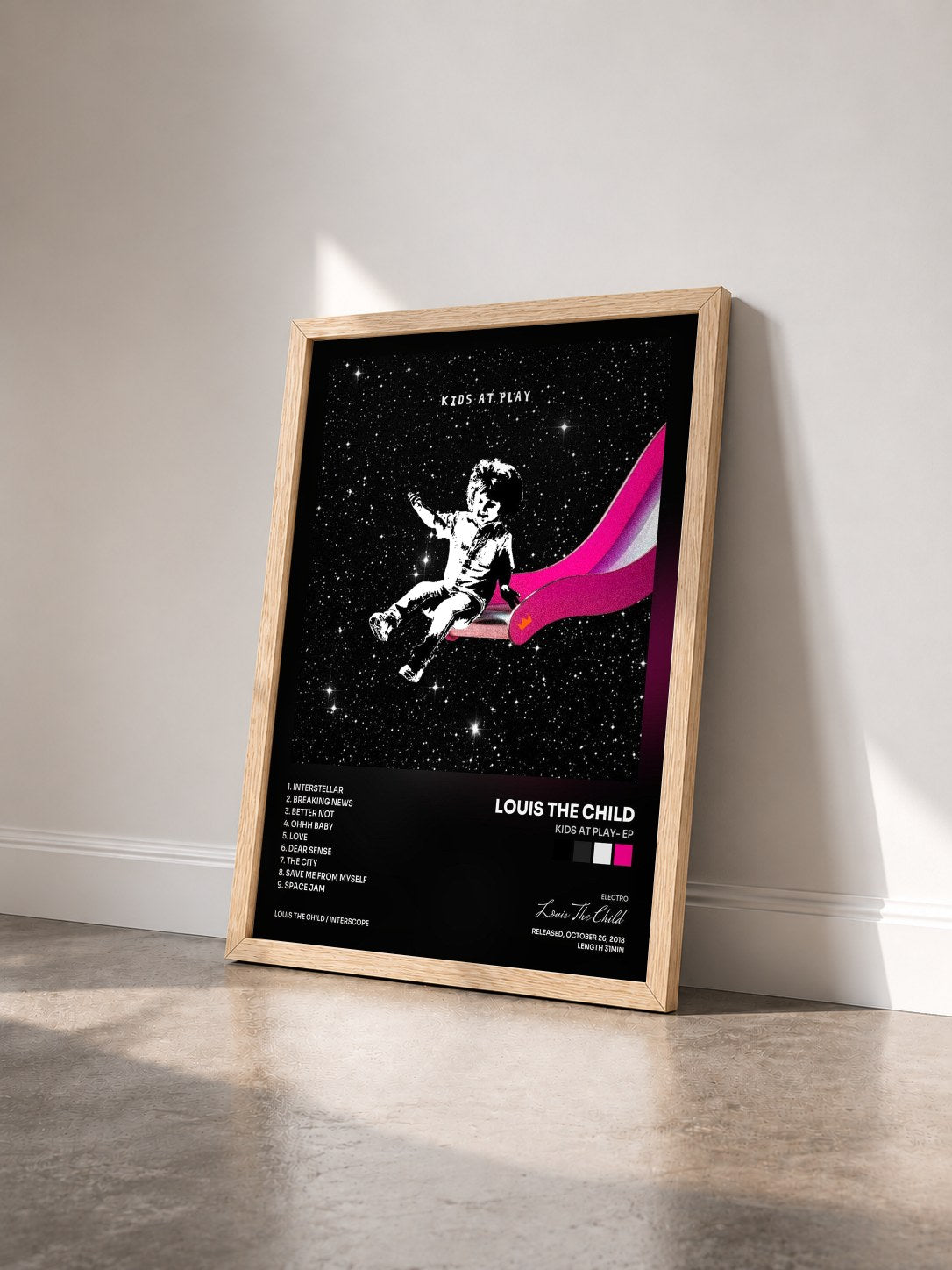 #bois Tableau de l'album Kids At Play- EP de Louis The Child vu de trois quarts, cadre en bois brut