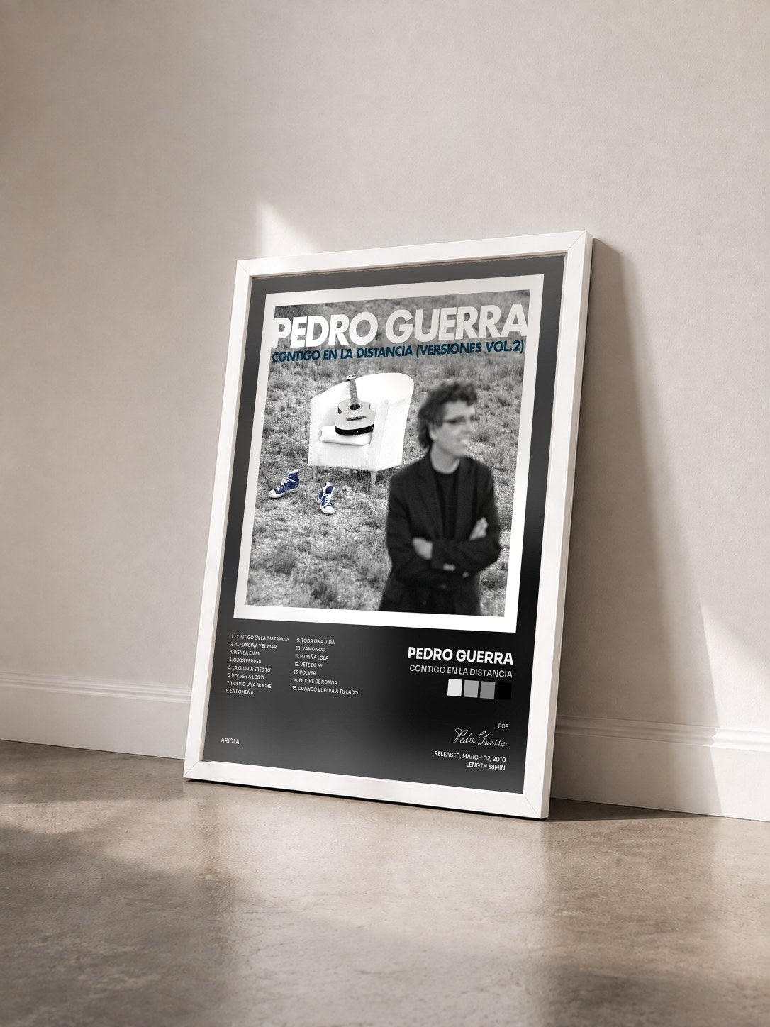 #blanc Tableau de l'album Contigo En La Distancia de Pedro Guerra vu de trois quarts, cadre blanc