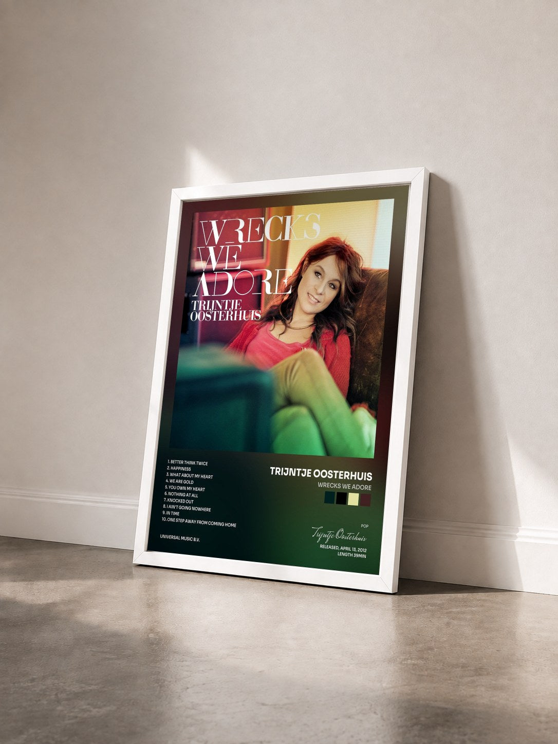 #blanc Tableau de l'album Wrecks We Adore de Trijntje Oosterhuis vu de trois quarts, cadre blanc