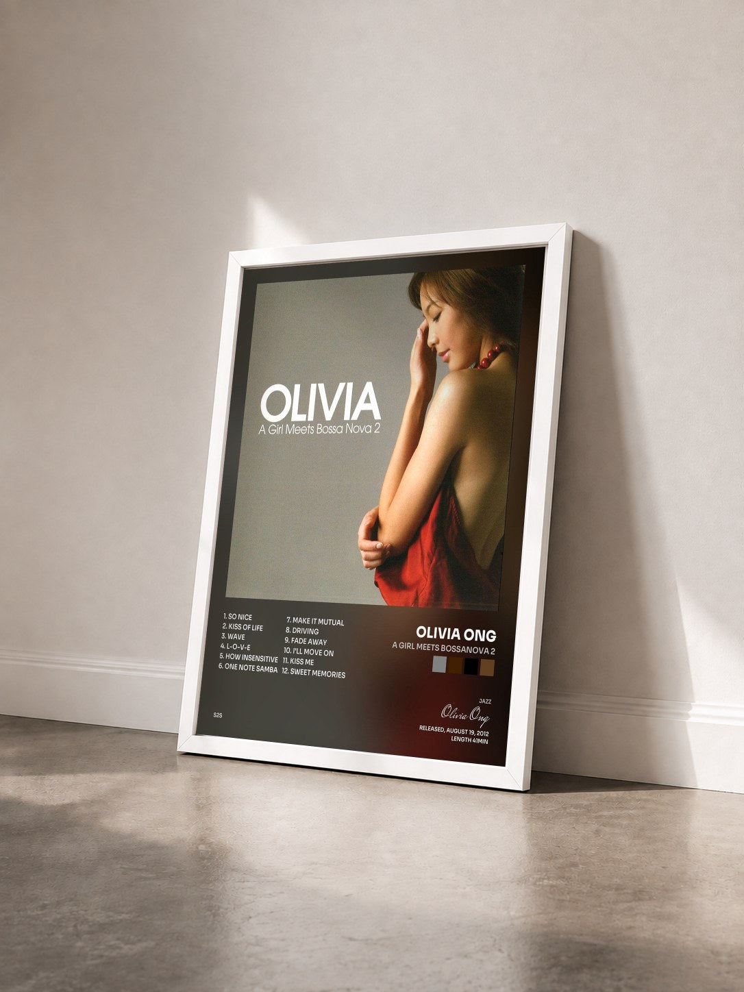 #blanc Tableau de l'album A Girl Meets Bossanova 2 de Olivia Ong vu de trois quarts, cadre blanc