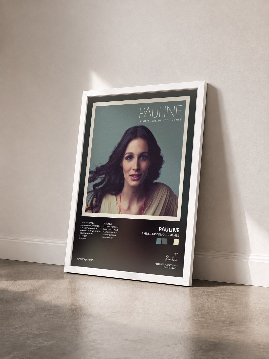 #blanc Tableau de l'album Le meilleur de nous-mêmes de Pauline vu de trois quarts, cadre blanc