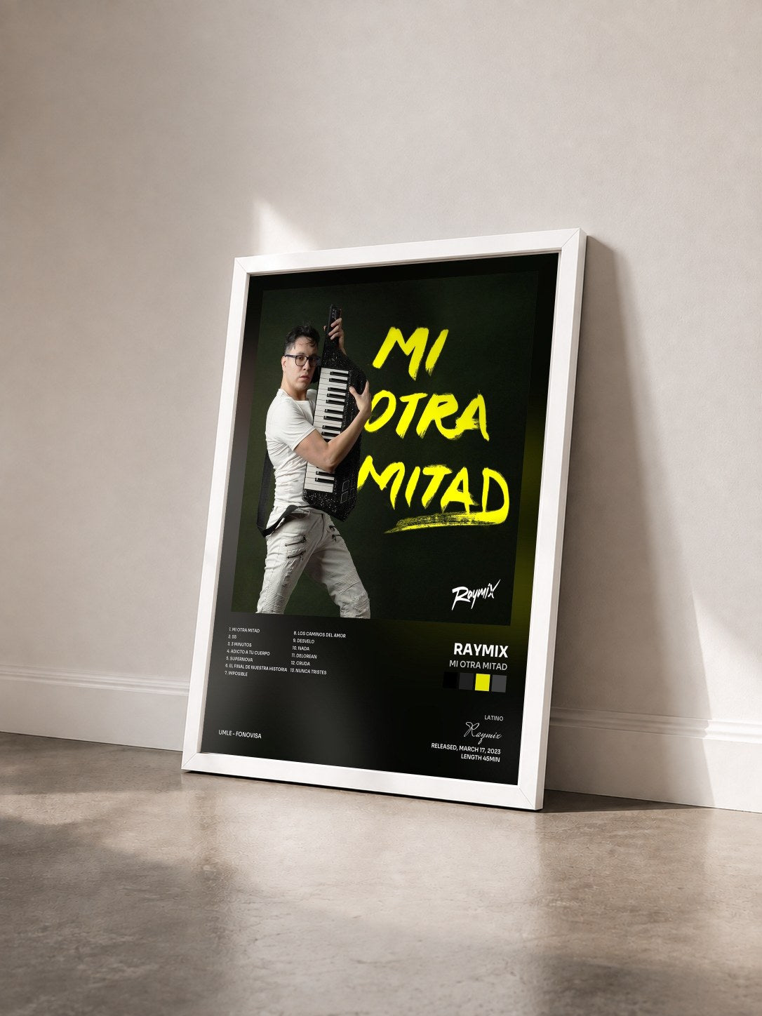 #blanc Tableau de l'album Mi Otra Mitad de Raymix vu de trois quarts, cadre blanc