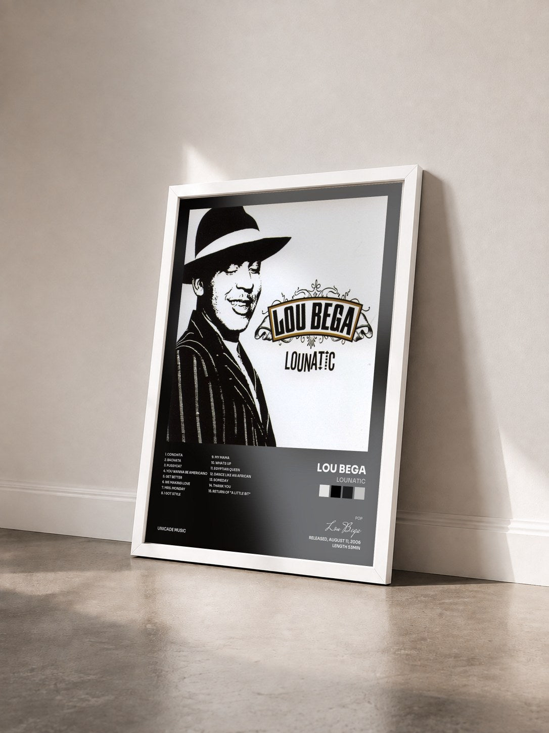 #blanc Tableau de l'album Lounatic de Lou Bega vu de trois quarts, cadre blanc