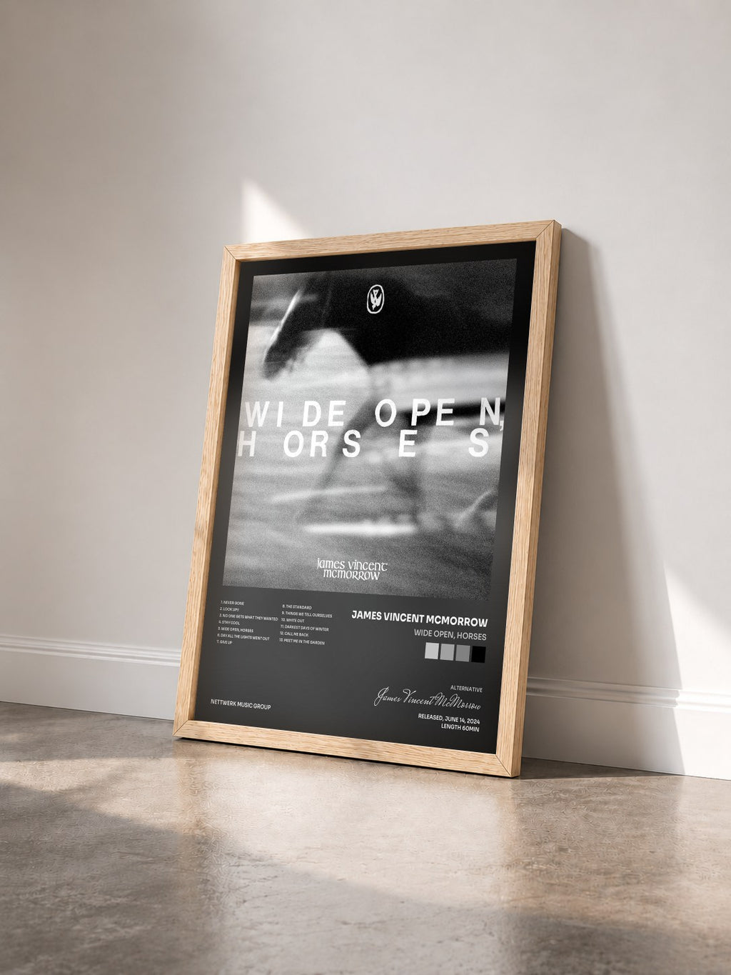 #bois Tableau de l'album Wide open, horses de James Vincent McMorrow vu de trois quarts, cadre en bois brut
