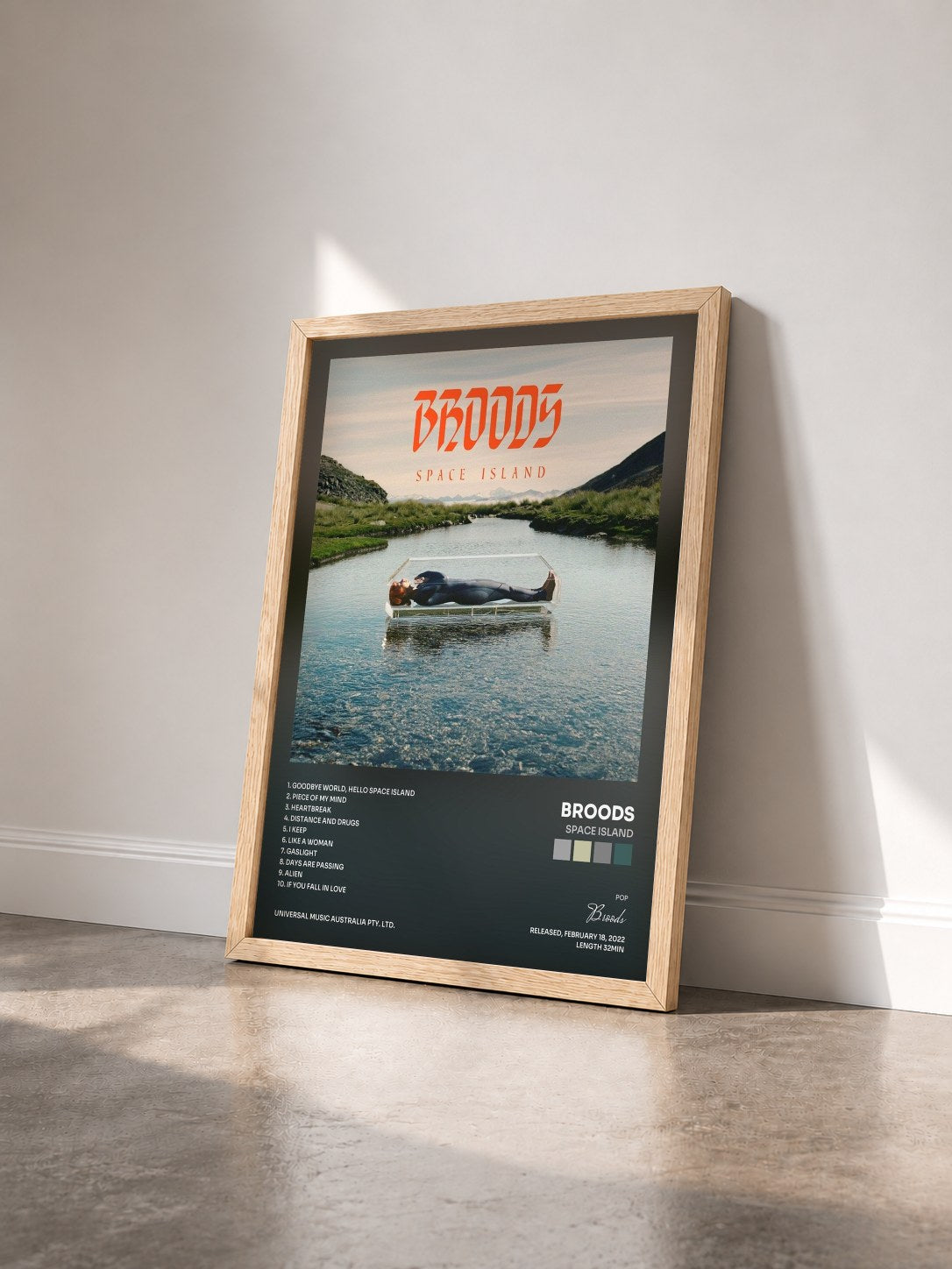 #bois Tableau de l'album Space Island de Broods vu de trois quarts, cadre en bois brut