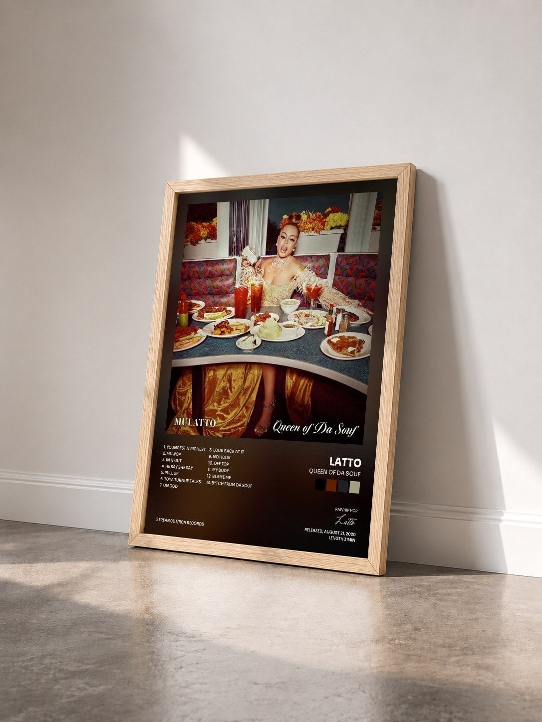 #bois Tableau de l'album Queen of Da Souf de Latto vu de trois quarts, cadre en bois brut