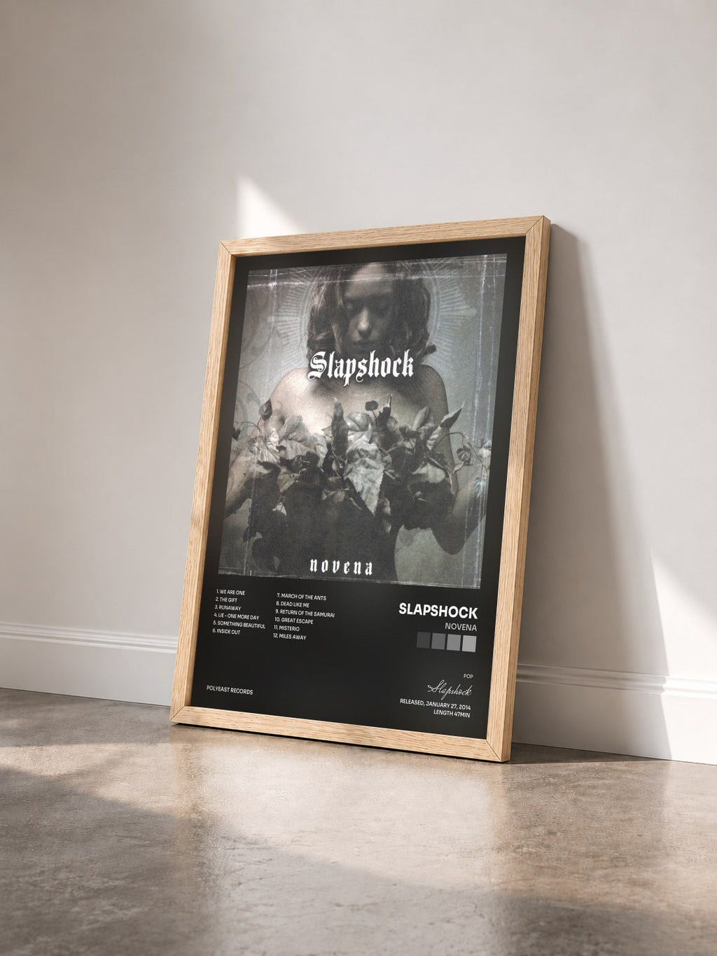 #bois Tableau de l'album Novena de Slapshock vu de trois quarts, cadre en bois brut