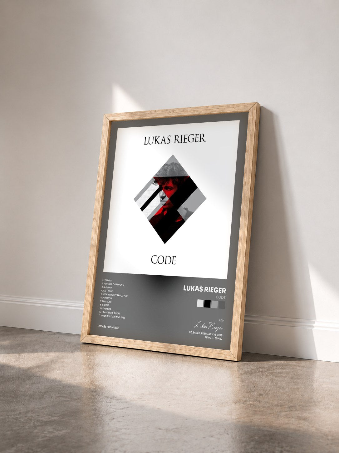 #bois Tableau de l'album Code de Lukas Rieger vu de trois quarts, cadre en bois brut