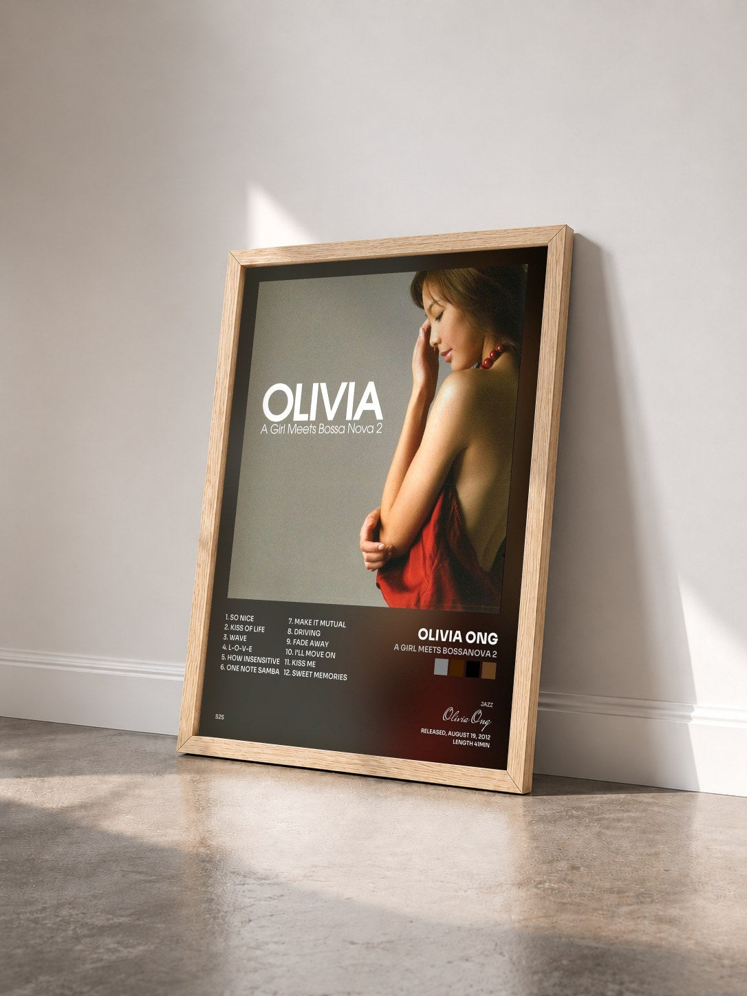 #bois Tableau de l'album A Girl Meets Bossanova 2 de Olivia Ong vu de trois quarts, cadre en bois brut