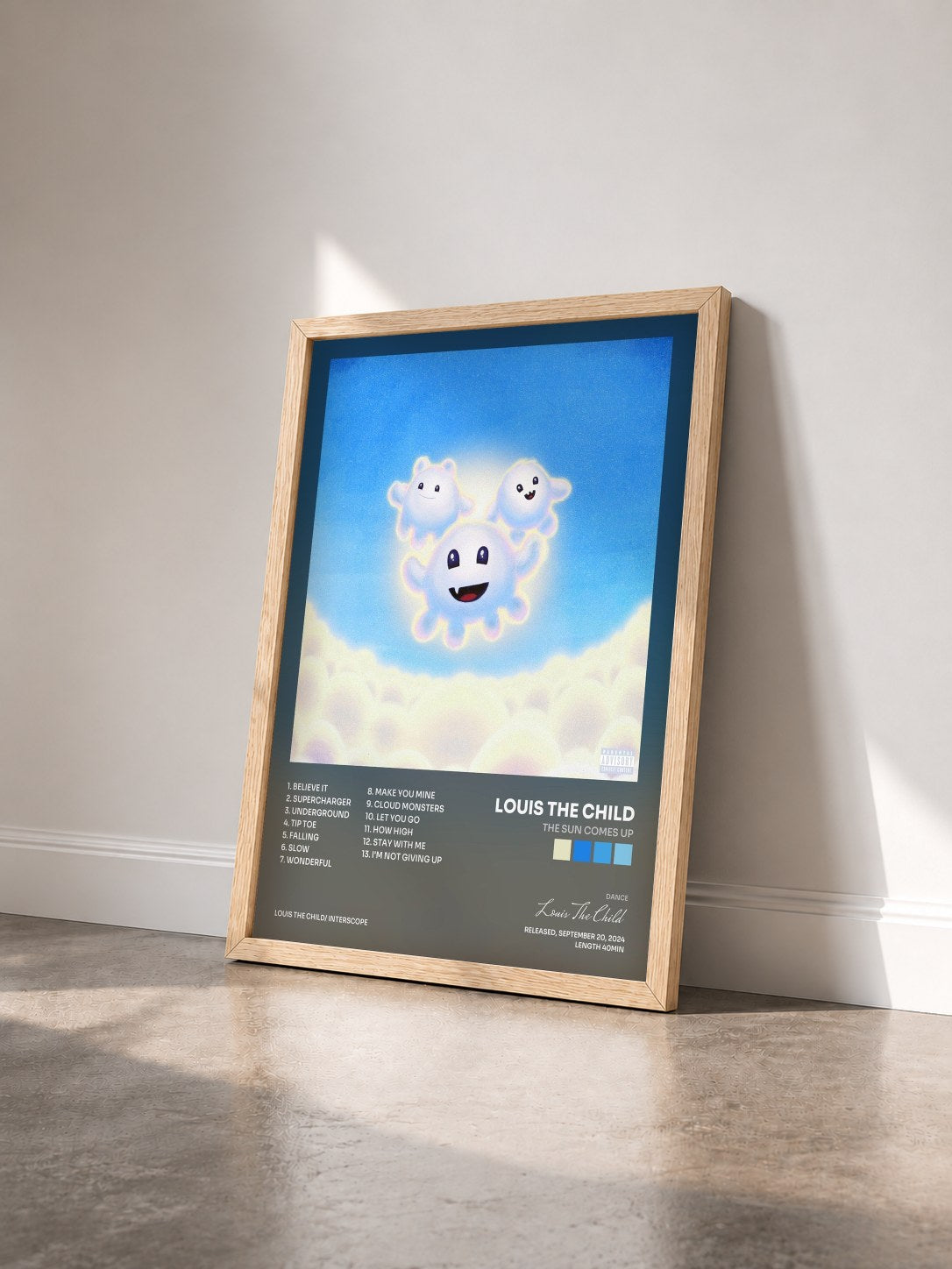 #bois Tableau de l'album The Sun Comes Up de Louis The Child vu de trois quarts, cadre en bois brut