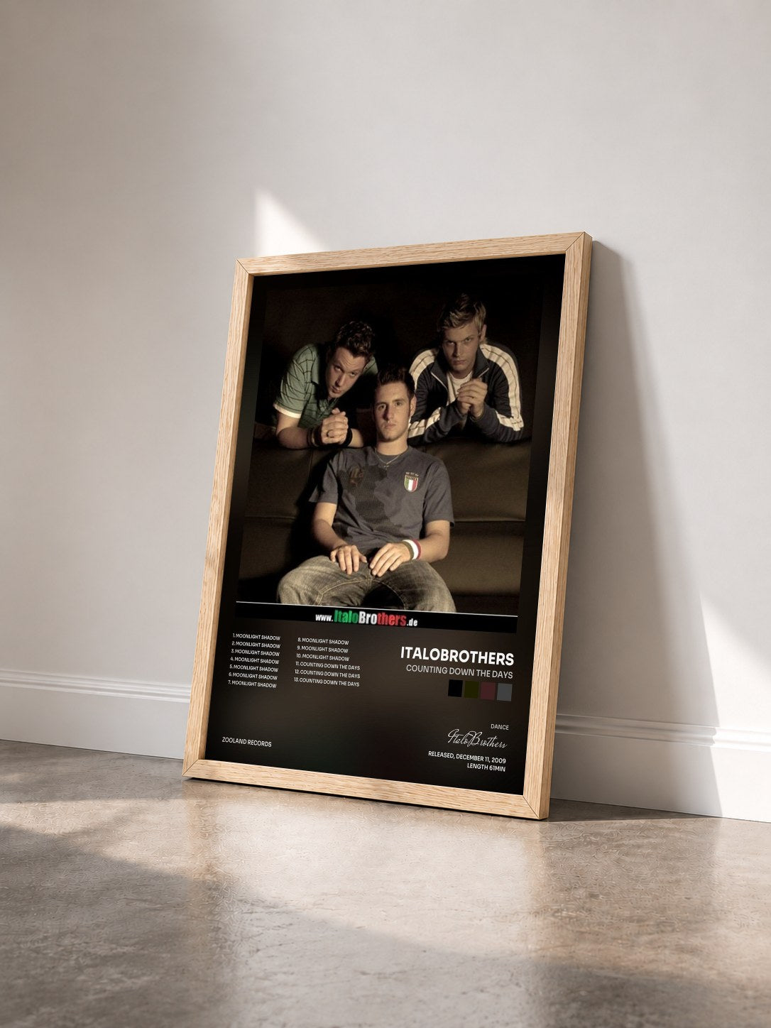 #bois Tableau de l'album Counting Down The Days de ItaloBrothers vu de trois quarts, cadre en bois brut