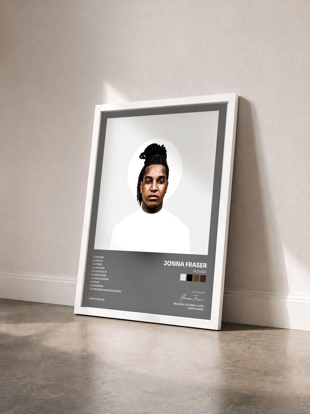 #blanc Tableau de l'album Blessed de Jonna Fraser vu de trois quarts, cadre blanc