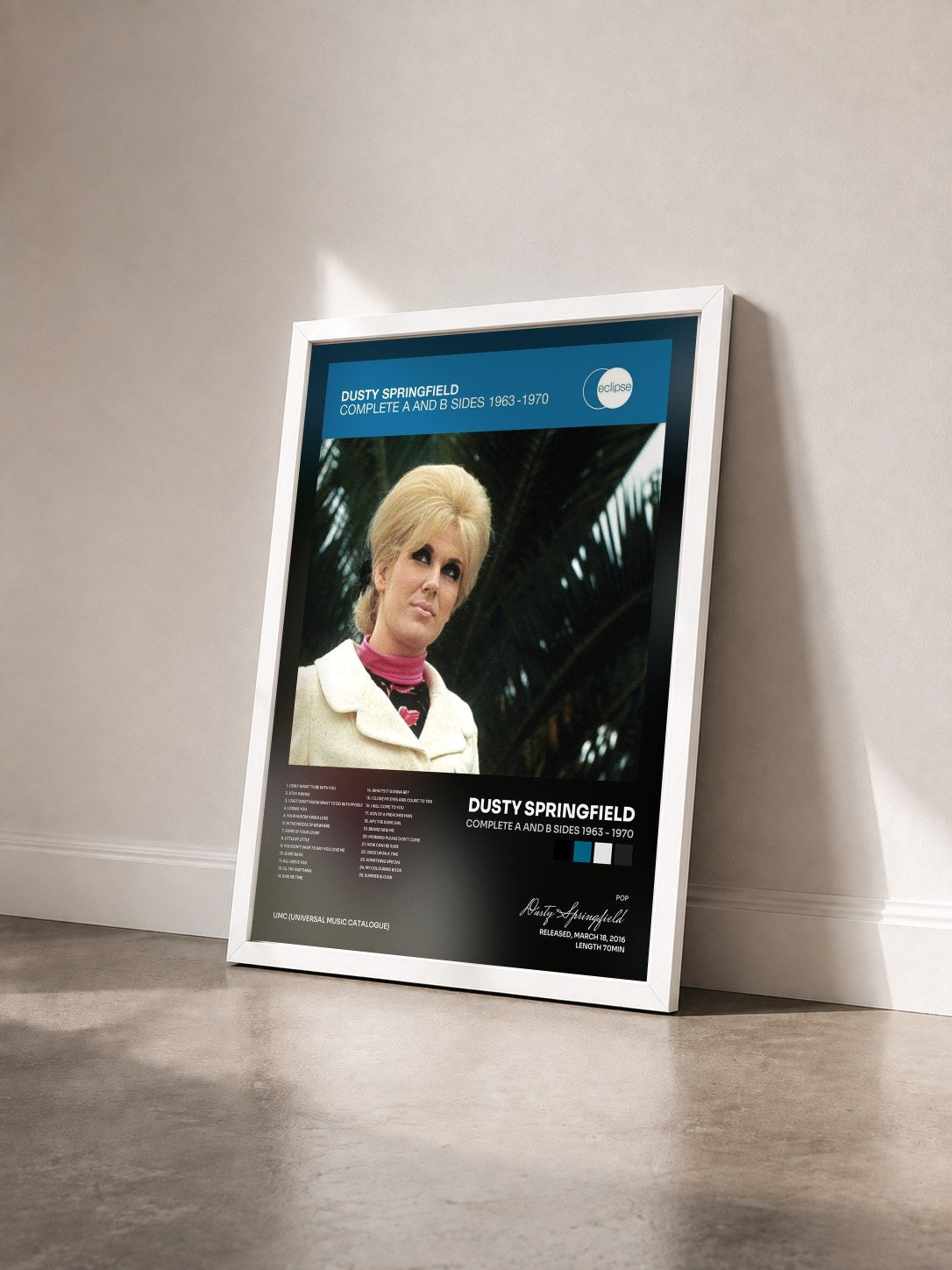 #blanc Tableau de l'album Complete A And B Sides 1963 - 1970 de Dusty Springfield vu de trois quarts, cadre blanc